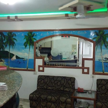 Hotel Decent Surate Exterior foto