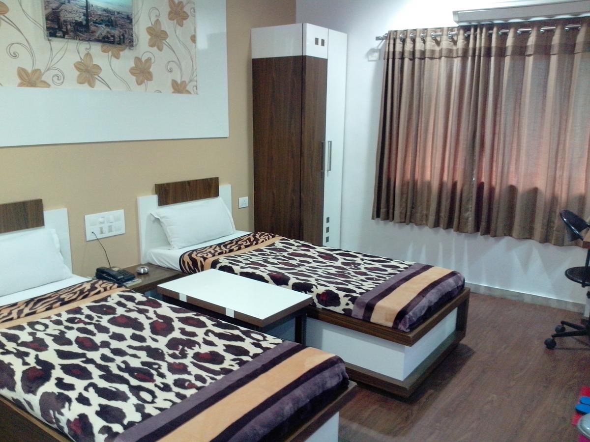 Hotel Decent Surate Quarto foto