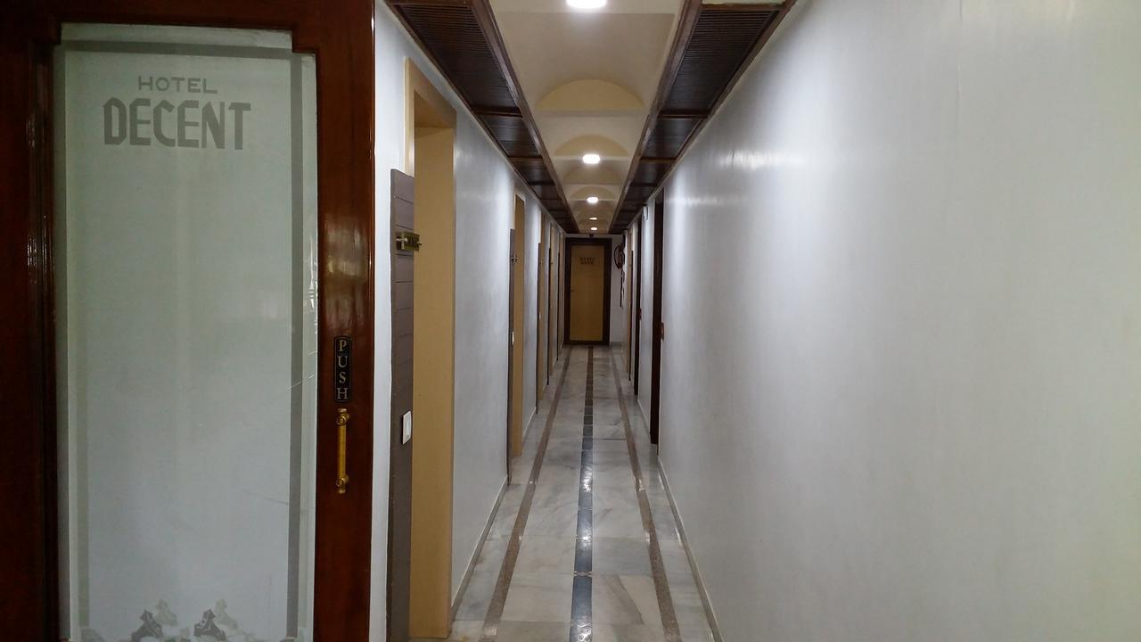 Hotel Decent Surate Exterior foto